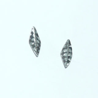 handgefertigte Einzelstücke, kleine dezente Unikat-Ohrstecker "Rauten-Karo" aus 925 Silber, in einer besonderen Oberflächengestaltung durch Einwalzen, in den Tiefen geschwärzt, in der Mitte leicht geknickt.-	Handgefertigtes Unikat! Nur im Danilo Gold Online Shop!