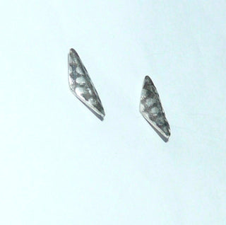 handgefertigte Einzelstücke, kleine dezente Unikat-Ohrstecker "Rauten-Karo" aus 925 Silber, in einer besonderen Oberflächengestaltung durch Einwalzen, in den Tiefen geschwärzt, in der Mitte leicht geknickt.-	Handgefertigtes Unikat! Nur im Danilo Gold Online Shop!