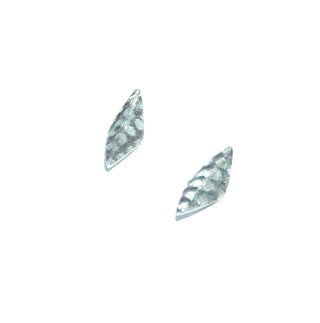 handgefertigte Einzelstücke, kleine dezente Unikat-Ohrstecker "Rauten-Karo" aus 925 Silber, in einer besonderen Oberflächengestaltung durch Einwalzen, in den Tiefen geschwärzt, in der Mitte leicht geknickt.-	Handgefertigtes Unikat! Nur im Danilo Gold Online Shop!