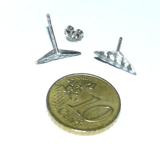 handgefertigte Einzelstücke, kleine dezente Unikat-Ohrstecker "Rauten-Karo" aus 925 Silber, in einer besonderen Oberflächengestaltung durch Einwalzen, in den Tiefen geschwärzt, in der Mitte leicht geknickt.-	Handgefertigtes Unikat! Nur im Danilo Gold Online Shop!