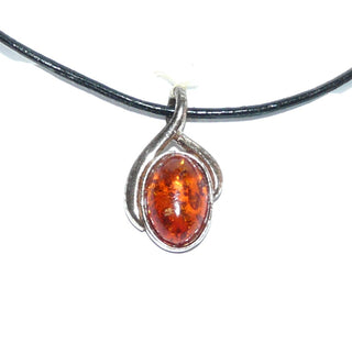 kleines Einzelstück, Bernsteinanhänger aus 925 Silber mit asymmetrisch floralem Rahmen, transparenter echter Honig-Bernstein Cabochon, Oval in Zargenfassung, 22 mm lang - Goldschmiede Danilo