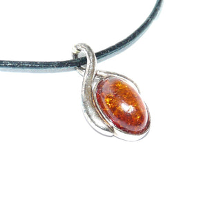kleines Einzelstück, Bernsteinanhänger aus 925 Silber mit asymmetrisch floralem Rahmen, transparenter echter Honig-Bernstein Cabochon, Oval in Zargenfassung, 22 mm lang - Goldschmiede Danilo