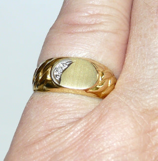 Einzelstück, kleiner klassischer Herrenring, Siegelring aus 333 Gold mit einem Diamant im Verschnitt gefaßt, ovale, seidenmatte Gravur-Fläche auf dem Ringkopf, schön am kleinen Finger, Seitenflächen angedeutetes Panzerketten-Muster, eine Gravur ist möglich, Ringweite 50,5 -	Einzelstücke nur erhältlich bei www.danilogold-shop.de