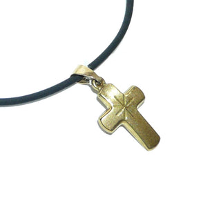 feines Einzelstück, kleiner lateinischer Kreuz-Anhänger aus 333 Gold, seidenmatt mit einer funkelnden Stern-Gravur in der Mitte, gleichlaufende Streben mit abgerundeten Enden, Dreieckschlaufe -	Unikatschmuck nur erhältlich im Onlineshop von Juwelier & Goldschmiede Danilo! 