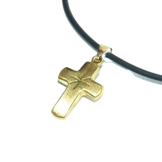 feines Einzelstück, kleiner lateinischer Kreuz-Anhänger aus 333 Gold, seidenmatt mit einer funkelnden Stern-Gravur in der Mitte, gleichlaufende Streben mit abgerundeten Enden, Dreieckschlaufe -	Unikatschmuck nur erhältlich im Onlineshop von Juwelier & Goldschmiede Danilo! 