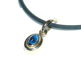 zartes Einzelstück, kleiner ovaler Saphir-Anhänger aus 333 Gold mit einem blauen Saphir-Cabochon, Zargenfassung mit Goldumrandung -	Nur erhältlich bei www.danilogold-shop.de