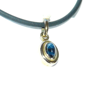 zartes Einzelstück, kleiner ovaler Saphir-Anhänger aus 333 Gold mit einem blauen Saphir-Cabochon, Zargenfassung mit Goldumrandung -	Nur erhältlich bei www.danilogold-shop.de