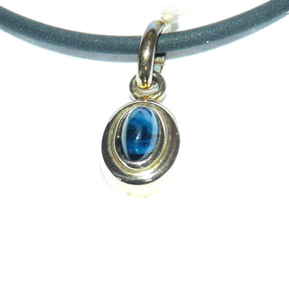 zartes Einzelstück, kleiner ovaler Saphir-Anhänger aus 333 Gold mit einem blauen Saphir-Cabochon, Zargenfassung mit Goldumrandung -	Nur erhältlich bei www.danilogold-shop.de
