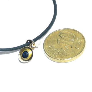 zartes Einzelstück, kleiner ovaler Saphir-Anhänger aus 333 Gold mit einem blauen Saphir-Cabochon, Zargenfassung mit Goldumrandung -	Nur erhältlich bei www.danilogold-shop.de