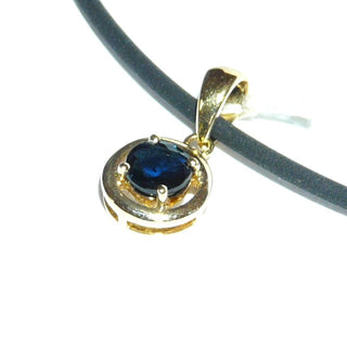 schlichtes Einzelstück, kleiner runder Saphir-Anhänger aus 750 Gold mit einem runden, funkelnd facettierten, blauer Saphir von 0,37 Karat, gehalten in einem 4-Krapper-Cahton mit Goldumrandung -	Unikate und Pretiosen nur erhältlich im Onlineshop der Goldschmiede Danilo!