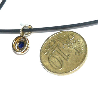 schlichtes Einzelstück, kleiner runder Saphir-Anhänger aus 750 Gold mit einem runden, funkelnd facettierten, blauer Saphir von 0,37 Karat, gehalten in einem 4-Krapper-Cahton mit Goldumrandung -	Unikate und Pretiosen nur erhältlich im Onlineshop der Goldschmiede Danilo!