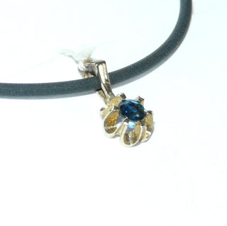 zartes Einzelstück, kleiner runder Saphir-Anhänger aus 333 Gold mit einem runden, funkelnd facettierten blauen Saphir, sicher gehalten in einer Blütenfassung, feste Dreieckschlaufe -	Nur erhältlich im Onlineshop von Juwelier & Goldschmiede Danilo!