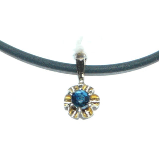 zartes Einzelstück, kleiner runder Saphir-Anhänger aus 333 Gold mit einem runden, funkelnd facettierten blauen Saphir, sicher gehalten in einer Blütenfassung, feste Dreieckschlaufe -	Nur erhältlich im Onlineshop von Juwelier & Goldschmiede Danilo!