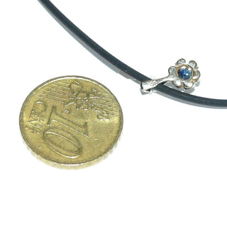 zartes Einzelstück, kleiner runder Saphir-Anhänger aus 333 Gold mit einem runden, funkelnd facettierten blauen Saphir, sicher gehalten in einer Blütenfassung, feste Dreieckschlaufe -	Nur erhältlich im Onlineshop von Juwelier & Goldschmiede Danilo!