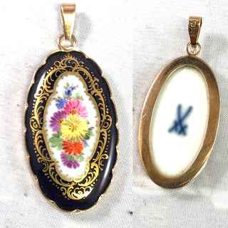 langovales Einzelstück, Retro-Porzellan-Anhänger "Meißen" mit Blumen-Bouquet auf weißem Grund und Goldbemalung auf kobaltblauem Rahmen, handgemalt, 585 Gold-Fassung, ca. 47 mm x 22 mm mit Schlaufe, um 1970 - Unikate und Pretiosen nur erhältlich im Onlineshop der Goldschmiede Danilo!