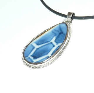 blau-weißes Einzelstück, Vintage-Porzellan-Anhänger aus 925 Silber mit historischem Porzellan aus der dänischen Manufaktur "Aluminia". Ein Tropfen in kobaltblau + weiß im klassischen Wabenmuster eingefaßt in der Werkstatt von Sidste Nyt mit Kordelrand, um 1990 -	Vintage-Schmuck nur im Onlineshop von danilogold!