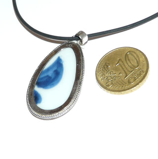 blau-weißes Einzelstück, Vintage-Porzellan-Anhänger aus 925 Silber mit historischem Porzellan aus der dänischen Manufaktur "Aluminia". Ein Tropfen in kobaltblau + weiß im klassischen Wabenmuster eingefaßt in der Werkstatt von Sidste Nyt mit Kordelrand, um 1990 -	Vintage-Schmuck nur im Onlineshop von danilogold!