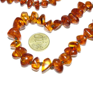 Handpoliertes Einzelstück, Bernstein-Kette aus dicken polierten Linsen-Nuggets, im Verlauf durchgeknotet, mittleres Cognac-orange mit schönen Einschlüssen, Verschluß aus Gold-Doublé, Gesamtlänge 74 cm -	Handgefertigter Schmuck nur erhältlich bei www.danilogold-shop.de 