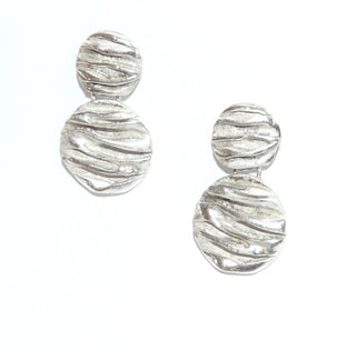 Einzelstücke, längere Ohrstecker "Faltenkreise" aus 925 Silber, 2 bewegliche Kreise mit einer in Falten gelegten Oberfläche, mattiert mit poliertem Kanten. -	Nur erhältlich im Onlineshop von Juwelier & Goldschmiede Danilo!