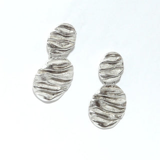 Einzelstücke, längere Ohrstecker "Faltenkreise" aus 925 Silber, 2 bewegliche Kreise mit einer in Falten gelegten Oberfläche, mattiert mit poliertem Kanten. -	Nur erhältlich im Onlineshop von Juwelier & Goldschmiede Danilo!