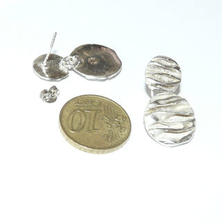 Einzelstücke, längere Ohrstecker "Faltenkreise" aus 925 Silber, 2 bewegliche Kreise mit einer in Falten gelegten Oberfläche, mattiert mit poliertem Kanten. -	Nur erhältlich im Onlineshop von Juwelier & Goldschmiede Danilo!