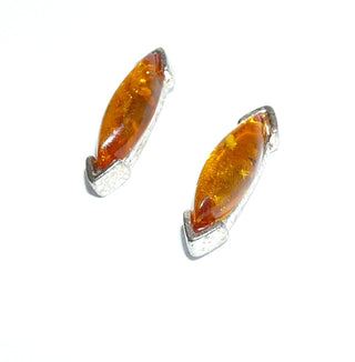 längliche Einzelstücke, Bernsteinohrstecker aus 925 Silber mit transparenten honigfarbenen, navetteförmigen Cabochons mit schönen Einschlüssen & dreieckigen Kappen an den Enden - Goldschmiede Danilo