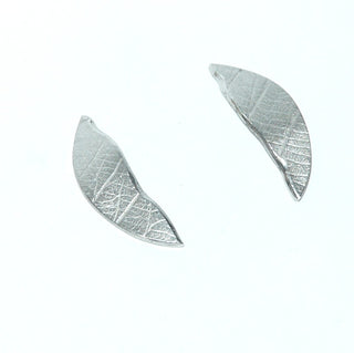 handgefertigte Einzelstücke, längliche Unikat-Ohrstecker "Blatt-Fragment" aus 925 Silber, leicht gewölbter Silberstreif, mattiert, mit Blattader-Struktur + polierten Kanten, dazu paßt Ri -	Handgefertigtes Unikat! Nur im Onlineshop von Juwelier & Goldschmiede Danilo!