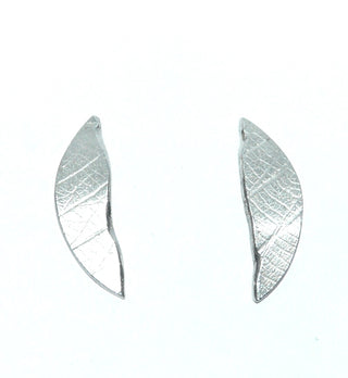 handgefertigte Einzelstücke, längliche Unikat-Ohrstecker "Blatt-Fragment" aus 925 Silber, leicht gewölbter Silberstreif, mattiert, mit Blattader-Struktur + polierten Kanten, dazu paßt Ri -	Handgefertigtes Unikat! Nur im Onlineshop von Juwelier & Goldschmiede Danilo!