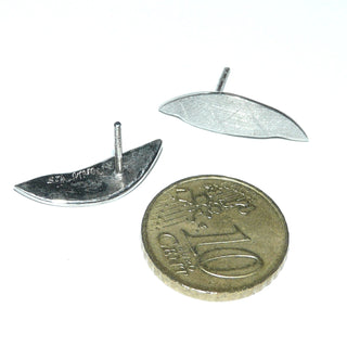 handgefertigte Einzelstücke, längliche Unikat-Ohrstecker "Blatt-Fragment" aus 925 Silber, leicht gewölbter Silberstreif, mattiert, mit Blattader-Struktur + polierten Kanten, dazu paßt Ri -	Handgefertigtes Unikat! Nur im Onlineshop von Juwelier & Goldschmiede Danilo!
