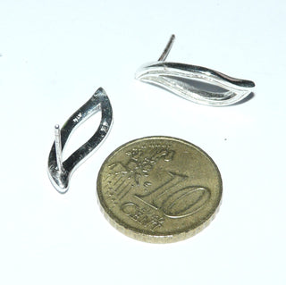 längliche Einzelstücke, leichter Ohrstecker, offenes Blatt aus 925 Silber poliert, ausgesägt + mit einer gravierten Rille auf dem Rand - Goldschmiede Danilo