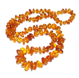 Einzelstück, lange Bernstein-Kette aus polierten rundlichen Nuggets im Verlauf aufgefädelt, mittleres Cognac-orange, durchgeknotet ohne Verschluß, Gesamtlänge 80 cm -	Handgefertigter Schmuck nur erhältlich bei www.danilogold-shop.de 