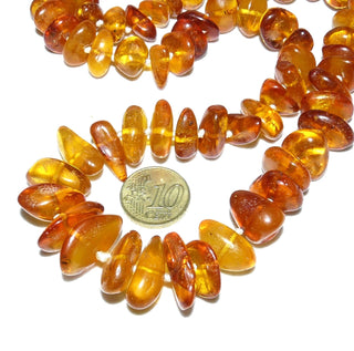 Einzelstück, lange Bernstein-Kette aus polierten rundlichen Nuggets im Verlauf aufgefädelt, mittleres Cognac-orange, durchgeknotet ohne Verschluß, Gesamtlänge 80 cm -	Handgefertigter Schmuck nur erhältlich bei www.danilogold-shop.de 