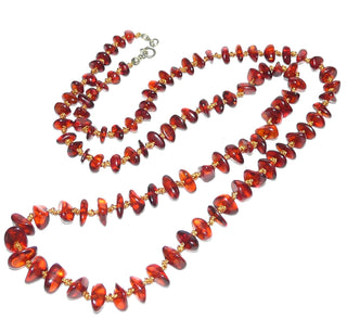 handgefädeltes Einzelstück, Bernstein-Kette aus polierten, unregelmäßige Linsen-Nuggets, im Verlauf durchgeknotet aufgefädelt, dunkleres Cognac-rotbraun mit Einschlüsse, Verschluß aus Metall, Gesamtlänge 76 cm - Nur erhältlich im Onlineshop von Juwelier & Goldschmiede Danilo!