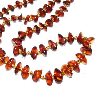 handgefädeltes Einzelstück, Bernstein-Kette aus polierten, unregelmäßige Linsen-Nuggets, im Verlauf durchgeknotet aufgefädelt, dunkleres Cognac-rotbraun mit Einschlüsse, Verschluß aus Metall, Gesamtlänge 76 cm - Nur erhältlich im Onlineshop von Juwelier & Goldschmiede Danilo!