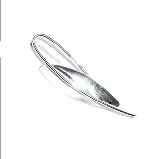 schlichte Brosche aus 925 Silber, Länge ca. 58 mm. Stilisierte Blattform mit Silberdraht als Stiel, matt + poliert - Nur erhältlich im Onlineshop von Juwelier & Goldschmiede Danilo!