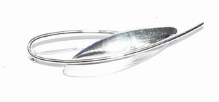 schlichte Brosche aus 925 Silber, Länge ca. 58 mm. Stilisierte Blattform mit Silberdraht als Stiel, matt + poliert - Nur erhältlich im Onlineshop von Juwelier & Goldschmiede Danilo!
