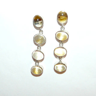 gelbe Einzelstücke, lange Citrinohrstecker, Ohrhänger aus 925 Silber, je 4 goldgelbe, schillernde Citrin-Cabochons in Zargen, beweglich aneinander gelötet, Handarbeit. - Goldschmiede Danilo