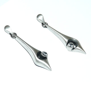 Einzelstücke, Nordform-Design, Ohrstecker als lange Hänger "langer Pfeil" aus 925 Silber, mit je einem runden, funkelnd facettierten Bergkristall, seidenmatt + in den Tiefen geschwärzt. Anlaufgeschützt. Die gesamte skandinavische / finnische Nordform-Kollektion ist so designt, daß fast alle Schmuckstücke miteinander kombinierbar sind.  -	skandinavisches Design zuhause bei www.danilogold-shop.de