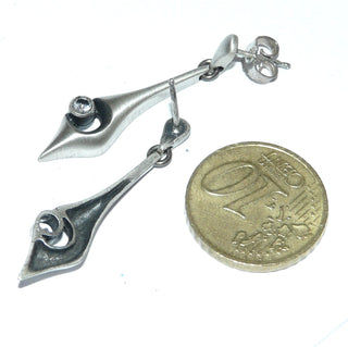 Einzelstücke, Nordform-Design, Ohrstecker als lange Hänger "langer Pfeil" aus 925 Silber, mit je einem runden, funkelnd facettierten Bergkristall, seidenmatt + in den Tiefen geschwärzt. Anlaufgeschützt. Die gesamte skandinavische / finnische Nordform-Kollektion ist so designt, daß fast alle Schmuckstücke miteinander kombinierbar sind.  -	skandinavisches Design zuhause bei www.danilogold-shop.de