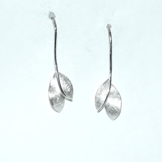 Einzelstücke, lange Ohrhänger "Doppel-Blatt" aus 925 Silber, stilisierte Blätter eismatt, polierte Fischerhaken übergehend in den langen Blattstiel. -	Nur erhältlich im Onlineshop von Juwelier & Goldschmiede Danilo!