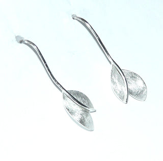Einzelstücke, lange Ohrhänger "Doppel-Blatt" aus 925 Silber, stilisierte Blätter eismatt, polierte Fischerhaken übergehend in den langen Blattstiel. -	Nur erhältlich im Onlineshop von Juwelier & Goldschmiede Danilo!
