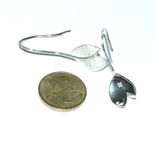 Einzelstücke, lange Ohrhänger "Doppel-Blatt" aus 925 Silber, stilisierte Blätter eismatt, polierte Fischerhaken übergehend in den langen Blattstiel. -	Nur erhältlich im Onlineshop von Juwelier & Goldschmiede Danilo!