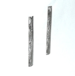 leichte Einzelstücke, lange Silberohrstecker, gerader, eleganter Stab aus 925 Silber, schmale eismatte Silberstäbchen, leichter Mittelknick, an einem Ende ist der Stift angebracht - Goldschmiede Danilo