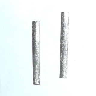 leichte Einzelstücke, lange Silberohrstecker, gerader, eleganter Stab aus 925 Silber, schmale eismatte Silberstäbchen, leichter Mittelknick, an einem Ende ist der Stift angebracht - Goldschmiede Danilo