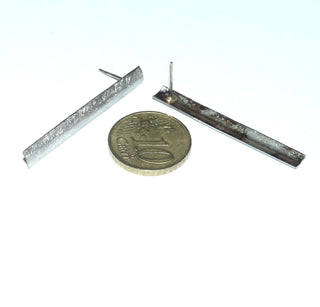 leichte Einzelstücke, lange Silberohrstecker, gerader, eleganter Stab aus 925 Silber, schmale eismatte Silberstäbchen, leichter Mittelknick, an einem Ende ist der Stift angebracht - Goldschmiede Danilo