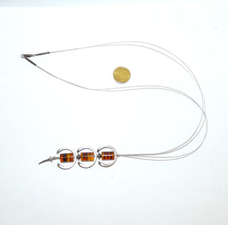 doppelreihiges Einzelstück, Y-Collier, Mittelteilcollier, Unikat Bernsteinkette, doppelte, ummantelte Stahlseide 70cm & 9 cm gebänderte Tönnchen in Honig-Braun, ummantelter Stahlseide & Mittelteil aus 925 Silber C-Bögen & Silberverschluß - Goldschmiede Danilo