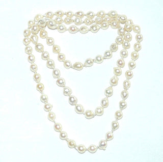 Einzelstück, lange Vintage-Akoja-Zuchtperlenkette, zart creme-roséfarben, geknotet, baroque-tropfenförmig, schöner Glanz, Gesamtlänge 80 cm (Opera-/ Matinee-Länge), 7,1 mm -7,7 mm Durchmesser, ohne Verschluß, um 1940