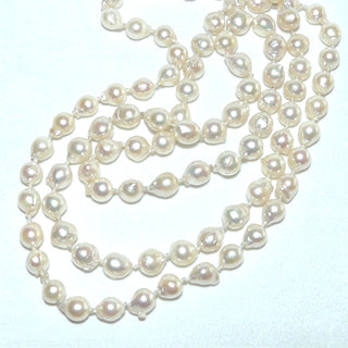 Einzelstück, lange Vintage-Akoja-Zuchtperlenkette, zart creme-roséfarben, geknotet, baroque-tropfenförmig, schöner Glanz, Gesamtlänge 80 cm (Opera-/ Matinee-Länge), 7,1 mm -7,7 mm Durchmesser, ohne Verschluß, um 1940