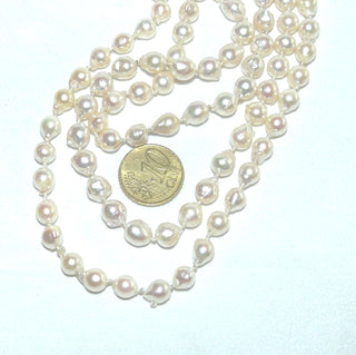 Einzelstück, lange Vintage-Akoja-Zuchtperlenkette, zart creme-roséfarben, geknotet, baroque-tropfenförmig, schöner Glanz, Gesamtlänge 80 cm (Opera-/ Matinee-Länge), 7,1 mm -7,7 mm Durchmesser, ohne Verschluß, um 1940