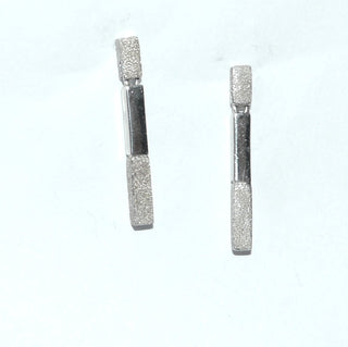 Einzelstücke, lange, elegante Ohrstecker als Ohrhänger "Diamant-Stab" aus 925 Silber aus je einem langen schmalen und einem kurzen Stab, matt + poliert, hinter dem kürzeren ist der Stift angebracht, der lange ist beweglich -	Nur erhältlich im Onlineshop von Juwelier & Goldschmiede Danilo!